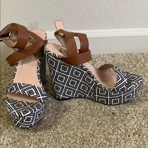 Exé Printed Wedges